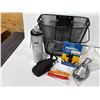 Image 2 : LOT COMPRENANT : PANIER, SONNETTE, BIDON, PORTE-BIDON, POCHETTE DE VÉLO ET RÉFLECTEURS DE RAYONS
