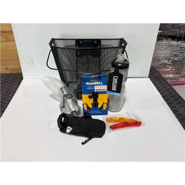 LOT COMPRENANT : PANIER, SONNETTE, BIDON, PORTE-BIDON, POCHETTE DE VÉLO ET RÉFLECTEURS DE RAYONS