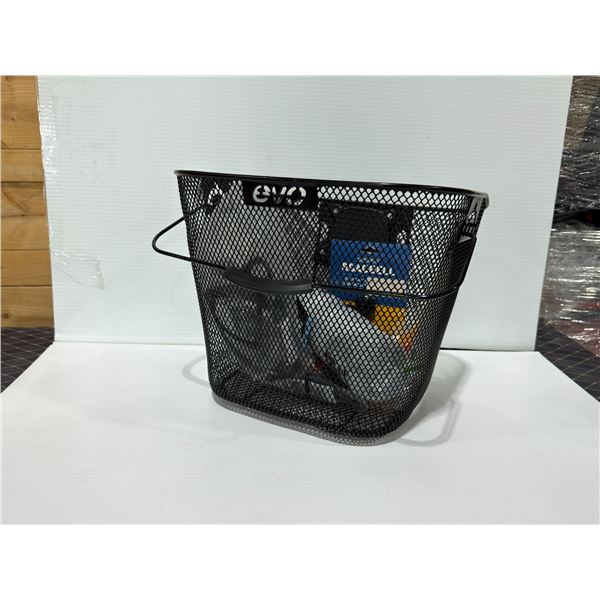 LOT COMPRENANT : PANIER, SONNETTE, BIDON, PORTE-BIDON, POCHETTE DE VÉLO ET RÉFLECTEURS DE RAYONS