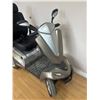 Image 2 : TRIQUADRI-PORTÉ KYMCO MAXER, DÉMONSTRATEUR DE SALLE DE MONTRE, 0 KM