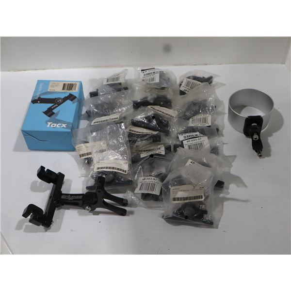 LOT DE 21 COLLIERS ET SUPPORTS ASSORTIS