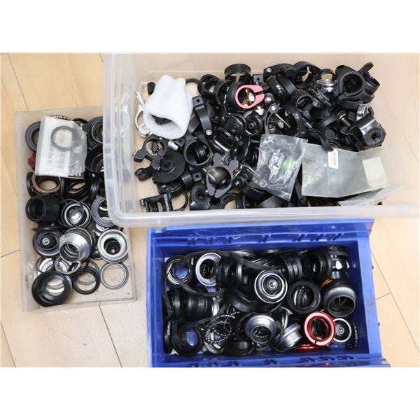 LOT D’ACCESSOIRES DE VÉLO ASSORTIS (BACS NON INCLUS)