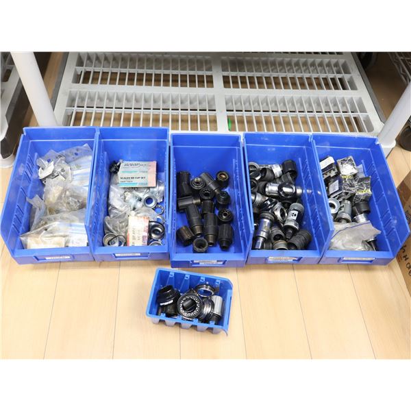 LOT D’ACCESSOIRES DE VÉLO ASSORTIS (BACS NON INCLUS)