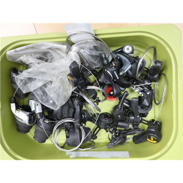 LOT D’ACCESSOIRES SHIMANO ASSORTIS (MANETTES, ETC.) (BACS NON INCLUS)
