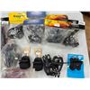 Image 3 : LOT DE 19 CALES-PIEDS ET COURROIES ASSORTIS (BAC NON INCLUS)