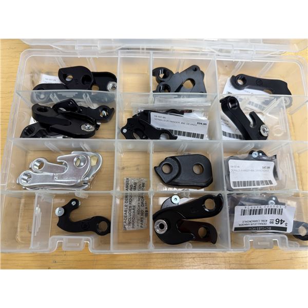 LOT DE +/-40 PATTES DE DÉRAILLEUR ASSORTIES AVEC ÉTUIS (VALEUR APPROX. 1000 $+)