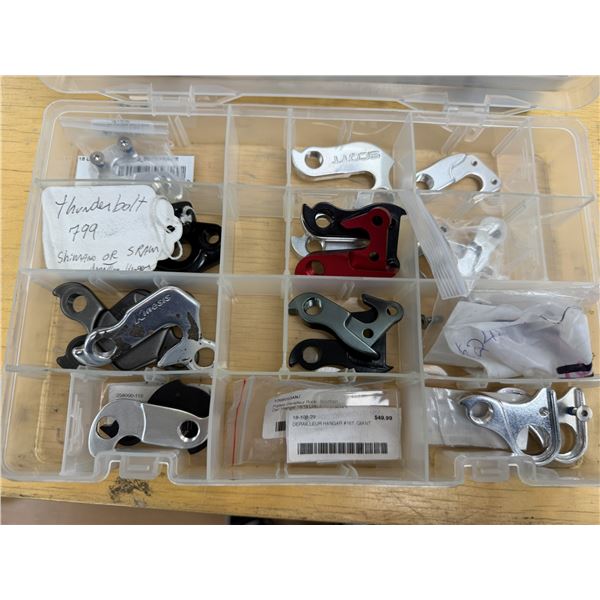 LOT DE +/-40 PATTES DE DÉRAILLEUR ASSORTIES AVEC ÉTUIS (VALEUR APPROX. 1000 $+)