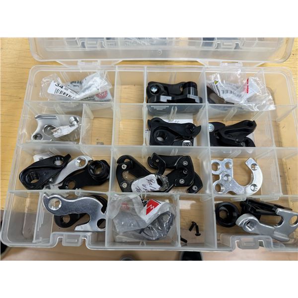 LOT DE +/-40 PATTES DE DÉRAILLEUR ASSORTIES AVEC ÉTUIS (VALEUR APPROX. 1000 $+)