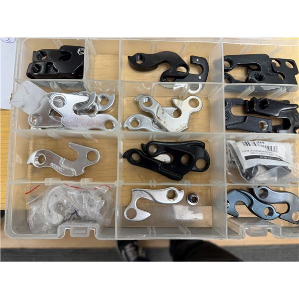 LOT DE +/-40 PATTES DE DÉRAILLEUR ASSORTIES AVEC ÉTUIS (VALEUR APPROX. 1000 $+)