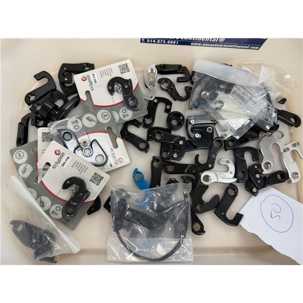 LOT DE +/-50 PATTES DE DÉRAILLEUR ASSORTIES (BAC NON INCLUS) (VALEUR APPROX. 1000 $+)