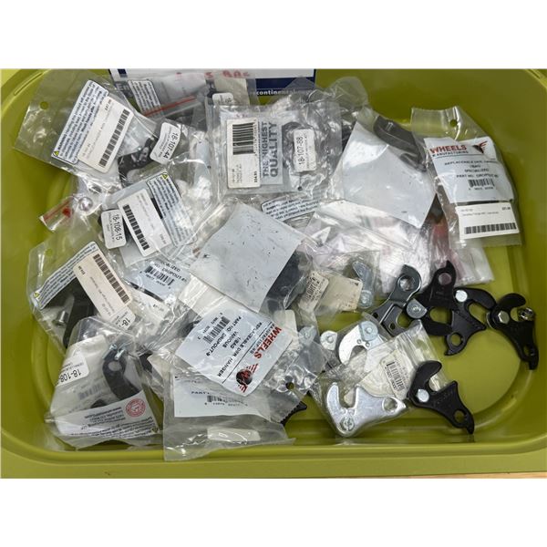 LOT DE +/-50 PATTES DE DÉRAILLEUR ASSORTIES (BAC NON INCLUS) (VALEUR APPROX. 1000 $+)