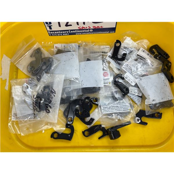 LOT DE +/-50 PATTES DE DÉRAILLEUR ASSORTIES (BAC NON INCLUS) (VALEUR APPROX. 1000 $+)