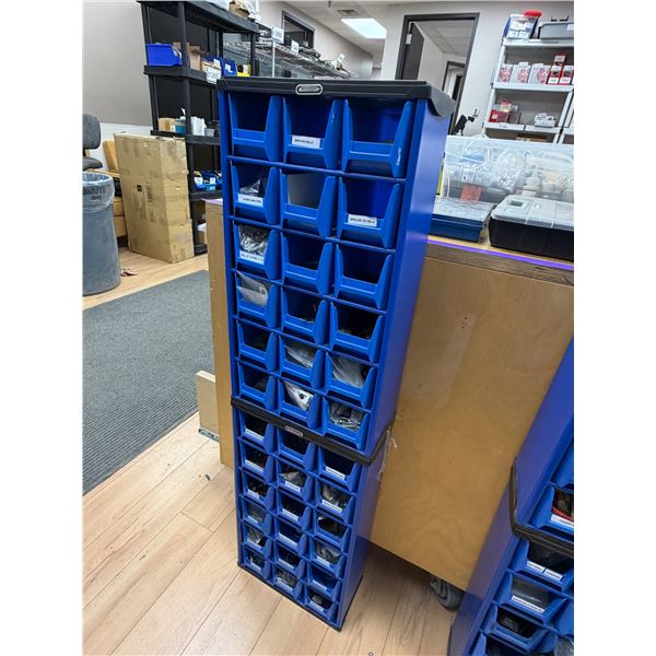 LOT DE 2 CABINETS MASTERCRAFT EMPILABLES À 18 BACS AVEC CONTENU 22 X 12 X 6 PO
