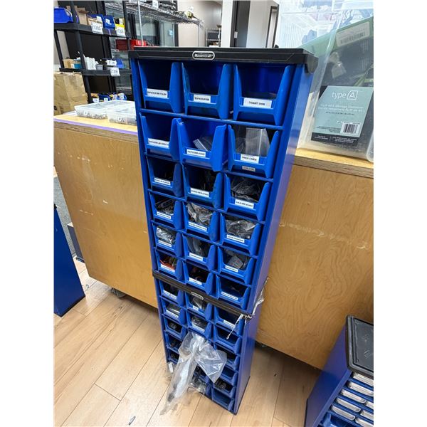 LOT DE 2 CABINETS MASTERCRAFT EMPILABLES À 18 BACS AVEC CONTENU 22 X 12 X 6 PO