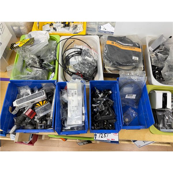 LOT DE PIÈCES ET ACCESSOIRES DE VÉLO ASSORTIS (BACS NON INCLUS)