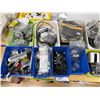 Image 1 : LOT DE PIÈCES ET ACCESSOIRES DE VÉLO ASSORTIS (BACS NON INCLUS)