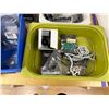 Image 4 : LOT DE PIÈCES ET ACCESSOIRES DE VÉLO ASSORTIS (BACS NON INCLUS)