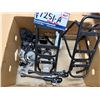 Image 1 : LOT DE PIÈCES ET ACCESSOIRES DE VÉLO ASSORTIS (BACS NON INCLUS)