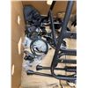Image 2 : LOT DE PIÈCES ET ACCESSOIRES DE VÉLO ASSORTIS (BACS NON INCLUS)