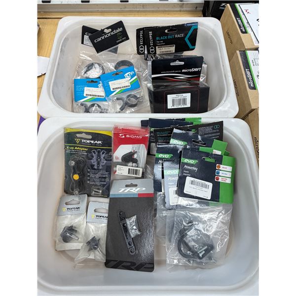 LOT DE PIÈCES ET ACCESSOIRES DE VÉLO ASSORTIS (BACS NON INCLUS)