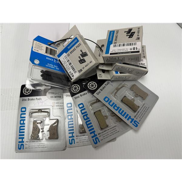LOT DE 9 PLAQUETTES ET PATINS DE FREIN SHIMANO ASSORTIS