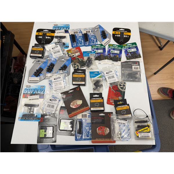LOT DE 30+ DISQUES ET PLAQUETTES DE FREIN ASSORTIS (BAC NON INCLUS)