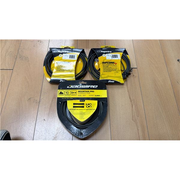 LOT DE 3 ARTICLES JAGWIRE ASSORTIS (DURITE HYDRAULIQUE ET ENSEMBLE RIPCORD POUR DÉRAILLEUR)