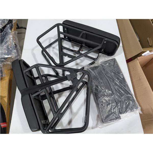 LOT DE PORTE-BAGAGES REMBOURRÉS ASSORTIS