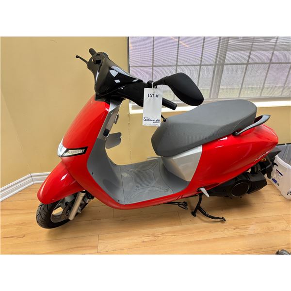 KIMCO IONEX I-ONE ELECTRIC SCOOTER AVEC CHARGEUR (NON LÉGAL DANS LA RUE AU QUÉBEC) ODO 22km