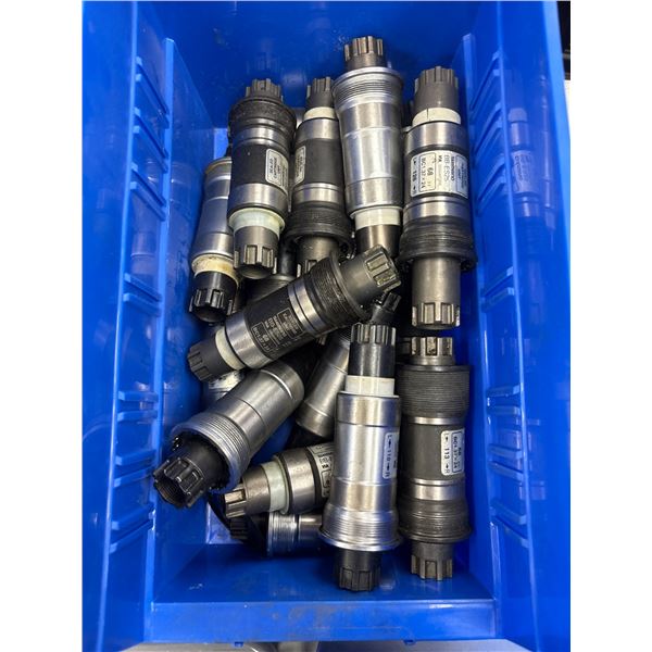 LOT DE 18 BOÎTIERS DE PÉDALIER SHIMANO OCTALINK ASSORTIS (BAC NON INCLUS)