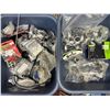 Image 2 : LOT DE PIÈCES DE VÉLO ASSORTIES (BAC NON INCLUS)