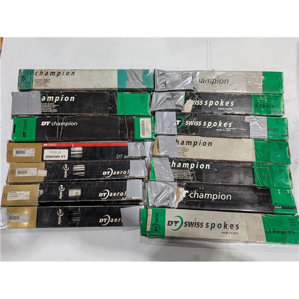 LOT DE 14 BOÎTES OUVERTES DE RAYONS DE VÉLO DT SWISS