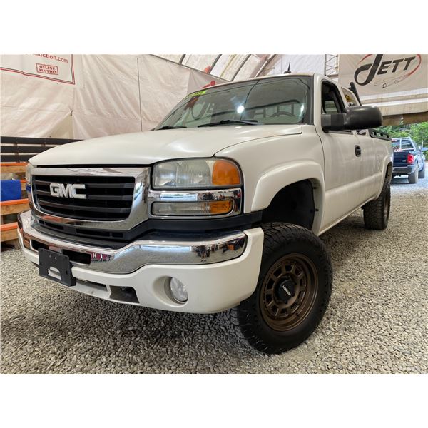PARKSVILLE - 2004 GMC SIERRA WHITE 260450 KMS - D320245