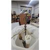 Image 2 : Vintage Brass Floor Lamp with Green Onyx Base and Fleur-De-Lis Finial