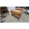 Image 2 : Pair of Maple Drop-Leaf End Tables with Turned Legs and Magazine Rack 20 x 27 x 19"