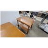 Image 3 : Pair of Maple Drop-Leaf End Tables with Turned Legs and Magazine Rack 20 x 27 x 19"