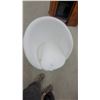 Image 5 : IKEA Skruvsta White Swivel Armchair with Five-Star Caster Base