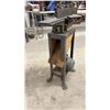 Image 8 : Rockwell Beaver 6" Jointer on Steel Stand with Belt-Driven Motor