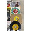 Image 4 : Collection of Vintage 7" 45 RPM Vinyl Records, Various Labels and Artists, and More