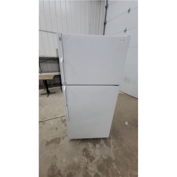 GE Top-Freezer Refrigerator, White, Two-Door with Bar Handles 30 x 30 x 64"