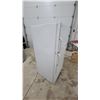 Image 4 : GE Top-Freezer Refrigerator, White, Two-Door with Bar Handles 30 x 30 x 64"