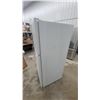 Image 5 : GE Top-Freezer Refrigerator, White, Two-Door with Bar Handles 30 x 30 x 64"