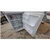 Image 7 : GE Top-Freezer Refrigerator, White, Two-Door with Bar Handles 30 x 30 x 64"