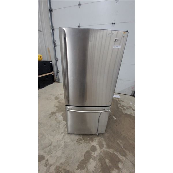 LG Stainless Steel Bottom Freezer Refrigerator 67 x 30 x 30"