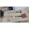 Image 1 : Roofers Shingle Shovell with Toothed Blade and Short-Sledge Hammer