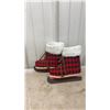Image 8 : Christmas Décor Lot: Santa Figure, Day Till Christmas Calendar, Mini Trees, Gnome, Mugs, and More
