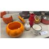 Image 4 : White Wooden Swan-Shaped Planter, Urn Planter, Ceramic Pumpkins, Fleurs & Jardin Pot, and More