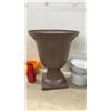 Image 6 : White Wooden Swan-Shaped Planter, Urn Planter, Ceramic Pumpkins, Fleurs & Jardin Pot, and More