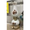 Image 5 : Collection of Four Vintage Oil Lamps Including Milk Glass, Hand Painted and More