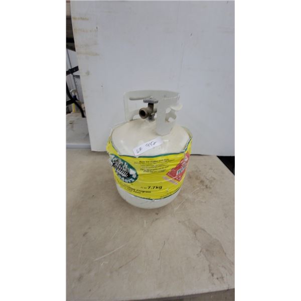 7.7 Kilogram Portable Propane Gas Cylinder with Valve and Handle Guard 3/4 Full or Full of Propane